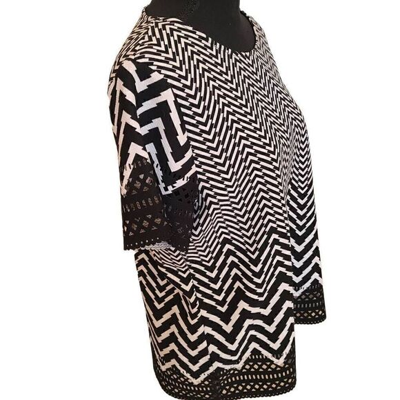 Tahari Arthur S. Levine Black White Print Short Sleeve Laser Trim Top Large - Picture 2 of 9